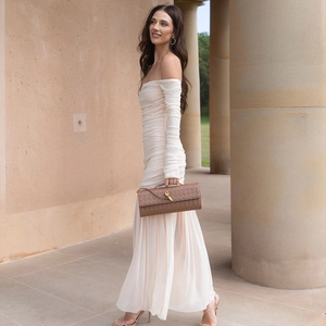 Vue détaillée de la robe longue beige à épaules dénudées avec plis élégants et fronces