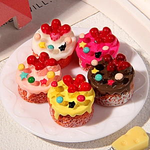 Lot de cinq breloques en résine gâteau à la crème pour accessoires cheveux et DIY
