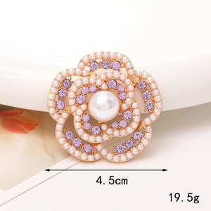 Détail de la broche tournesol 4,5cm avec cristaux violets et perles sur alliage doré