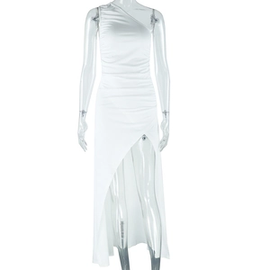Detail eines weißen One-Shoulder-Kleides mit Raffung und hohem Schlitz am Beinteil