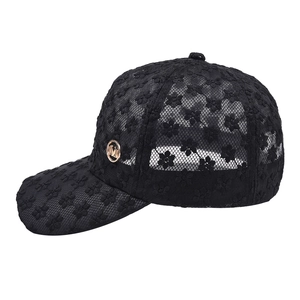 Casquette de baseball en dentelle noire pour femme avec logo M doré et bord incurvé