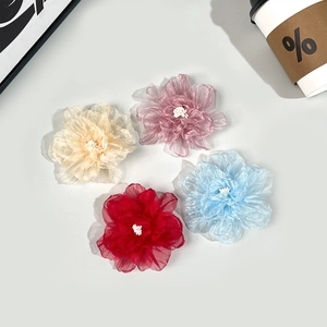 Détail de pinces à cheveux roses en organza faites main en beige, rose, rouge et bleu