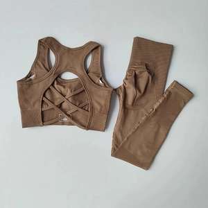 Détail d'ensemble de yoga sans couture marron café avec brassière croisée et legging taille haute