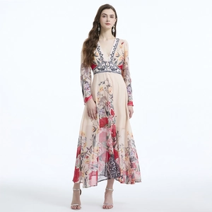 Abito lungo in chiffon con scollo a V, stampa floreale, maniche lunghe e vita aderente