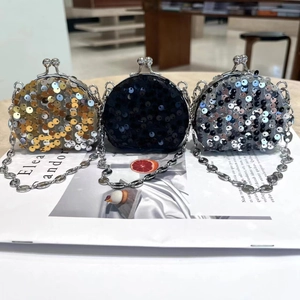 Detailansicht von modischen Pailletten-Münztaschen mit Metallketten in drei Farben.