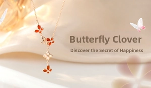 Vue macro d'un collier en or rose avec pendentifs papillon et trèfle à quatre feuilles