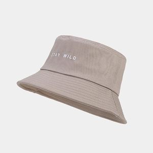 Vue détaillée d'un chapeau bob en coton kaki avec broderie blanche Stay Wild élégante