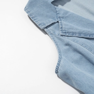 Detailansicht der Denim-Nähte und Ausschnitt-Verarbeitung an der hellblauen Jeansweste