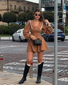 Détail d'une mini robe marron style français avec col en dentelle blanche et boutonnage
