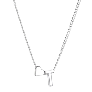 Détail du pendentif cœur argenté avec la lettre T sur une chaîne fine élégante