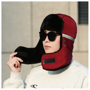 Détail du chapeau de trappeur rouge avec doublure en fourrure noire et bande réfléchissante