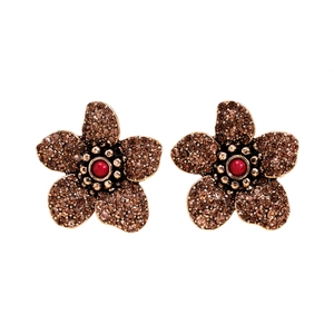 Vintage Bronze Blumenohrstecker mit braunen Kristallen und roter Perle auf weißem Hintergrund