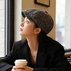 Casquette gavroche rétro en tweed chiné pour hommes et femmes dans un café cosy