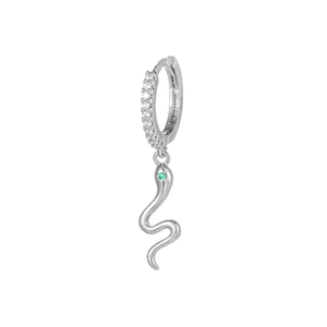 Détail de créoles serpent en argent avec pavé de zircones et yeux en gemmes vertes