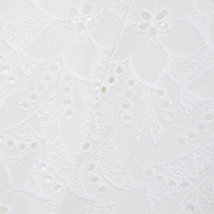 Veste blanche pour femme avec broderie florale romantique et détails découpés
