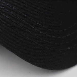 Makro-Detail des Baumwoll-Twill-Gewebes und der dreifachen Naht am Schirm der Baseballkappe
