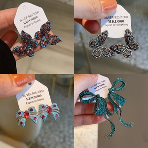 Orecchini a Bottone a Farfalla in Rame Vintage Lusso Zirconia Colorata Strass Fiocco Gioielli da Orecchio per Donna Design Animale Regalo