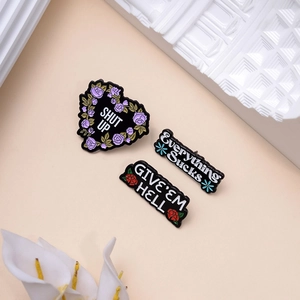 Trois pin's en émail style punk avec motifs de roses et texte sur fond rose