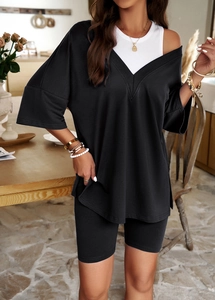 Détail d'un ensemble deux pièces noir pour femme avec col en V et short pour un look d'été