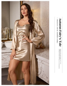 Détail de l'ensemble de pyjama en satin doré champagne avec une texture soyeuse