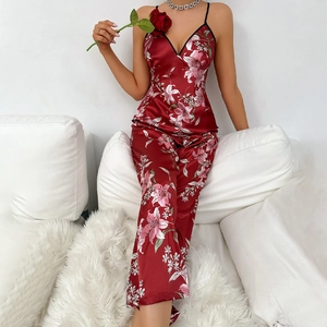 Pyjama en satin rouge foncé pour femme avec imprimé lys et haut à fines bretelles