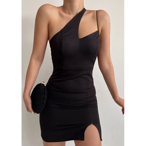 Détail d'une robe noire moulante avec découpe asymétrique et fente latérale
