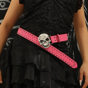 Ceinture punk rose avec boucle crâne en strass et triple rangée de rivets argentés