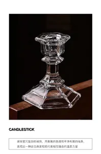 Dettaglio del candeliere esagonale in cristallo con elegante colonna in vetro sfaccettato