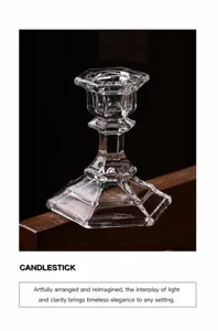 Detalle del candelabro de cristal hexagonal con elegante columna de vidrio facetado