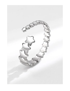 Detailed view of the interlocking 3D star pattern on a vintage silver open ring