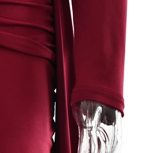 Détail macro du poignet de manche et de la couture de taille de la robe en tricot bordeaux
