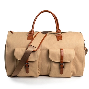 Détail du sac de voyage en toile kaki avec garniture en cuir et doubles poches