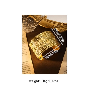 Detailansicht eines böhmischen goldenen Manschettenarmbands mit Vintage-Prägung