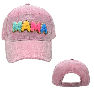 Detailansicht der pinkfarbenen Glitzer-Baseballkappe mit bunten MAMA-Chenille-Patches