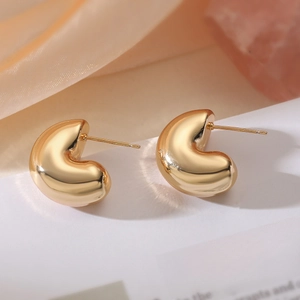 Boucles d'oreilles clous géométriques en forme de C plaquées or au fini poli brillant
