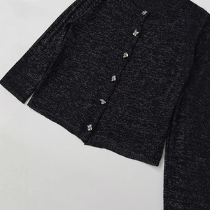 Cardigan in maglia glitterata nera con bottoni a fiocco argento in piano