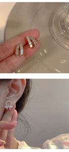 Detalle de elegantes pendientes de plata de ley con nácar y diseño de mariposa