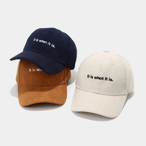 Cappellino da baseball in velluto a coste con ricamo it is what it is in tre colori