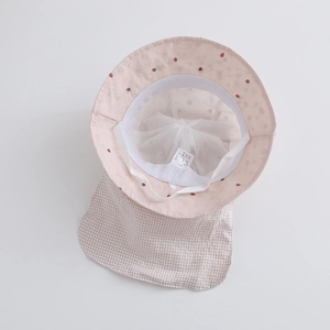 Détail du chapeau de soleil rose pour enfant avec fraises et doublure en maille