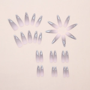 Détails de faux ongles stiletto avec dégradé gris-rose et texture métallique argentée