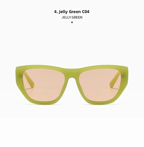 Vue de face des lunettes de soleil vert translucide avec verres orange de forme carrée