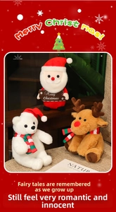 Dettaglio di peluche natalizi con Babbo Natale, orso polare e renna con cappelli rossi