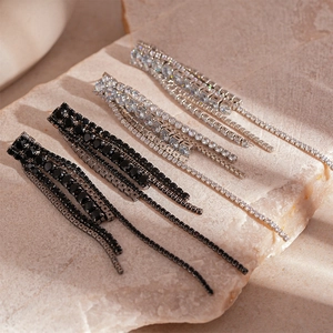 Elegante Ohrringe mit silbernen und schwarzen Quasten, Zirkonia und langen Kettenfransen