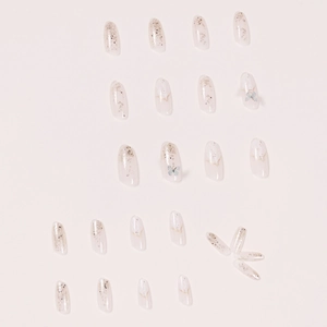 Faux ongles amande avec motifs papillons bleus et dégradés de paillettes argentées