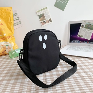 Détail de la sacoche noire en nylon avec motif cartoon et bandoulière réglable