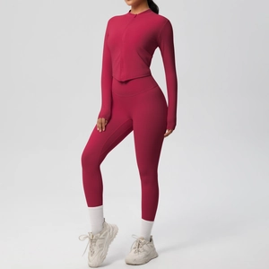 Détail de l'ensemble de yoga rouge rose avec haut zippé et legging de sport extensible