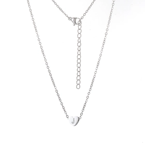 Détail d'un collier avec pendentif coeur gravé de la lettre J et fermoir mousqueton réglable