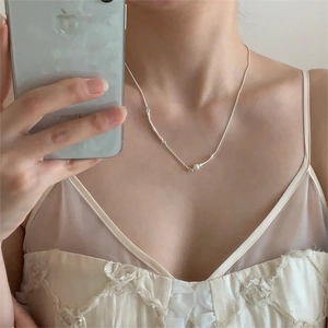 Minimalist S925 silver necklace with white pearl on an asymmetric delicate chain