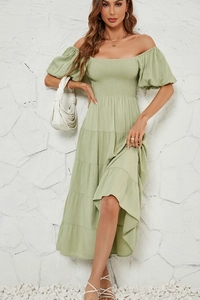 Détail du bustier froncé et manches bouffantes sur robe longue vert sauge