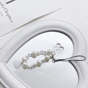 Bijou de téléphone Y2K avec perles blanches et pendentif cerise sur miroir en cœur
